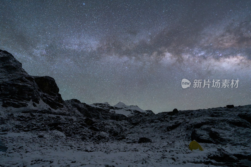 西藏嘎玛沟措学仁玛银河与雪山湖泊的夜色