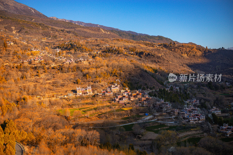 秋日山村景色