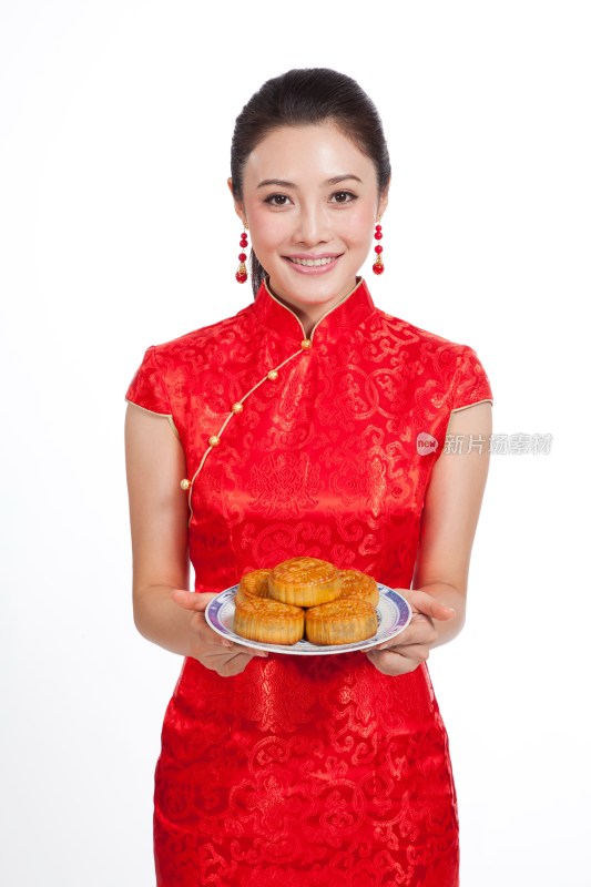 棚拍身穿中国传统服装的年轻女人端月饼