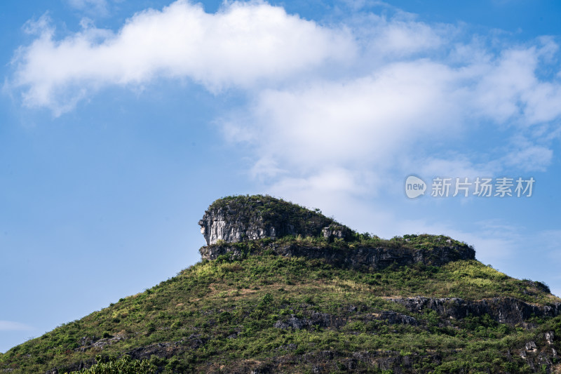 蓝天白云阳光下桂林一座像棺材的山峰