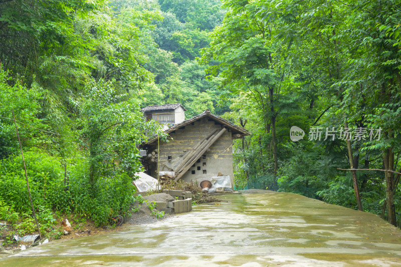 山林中的老旧小屋