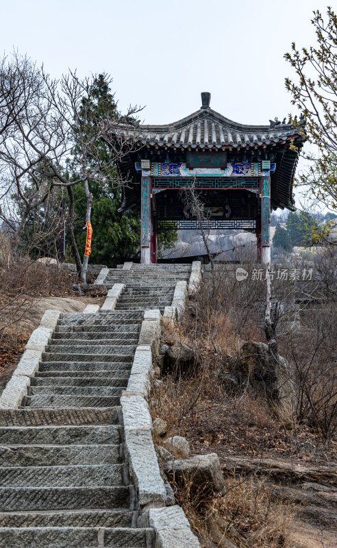 早春的山东济宁邹城峄山风景区景点景观