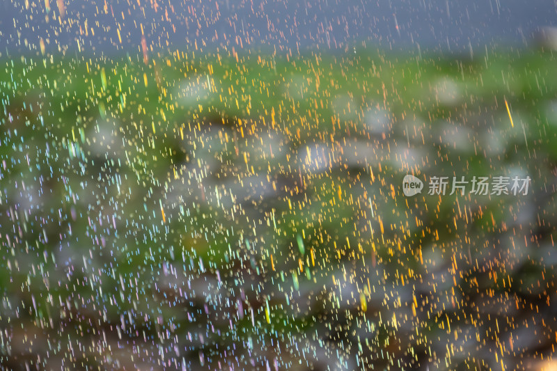 户外雨景特写，雨水线条的模糊动感画面