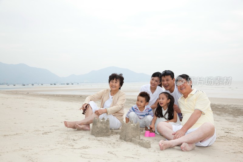 一家人在海滨度假