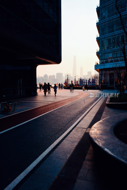 夕阳下的高新技术园区