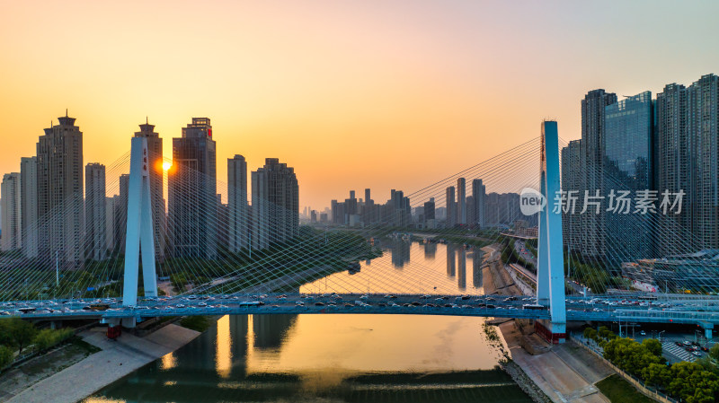武汉汉江月湖桥与越秀财富中心大楼