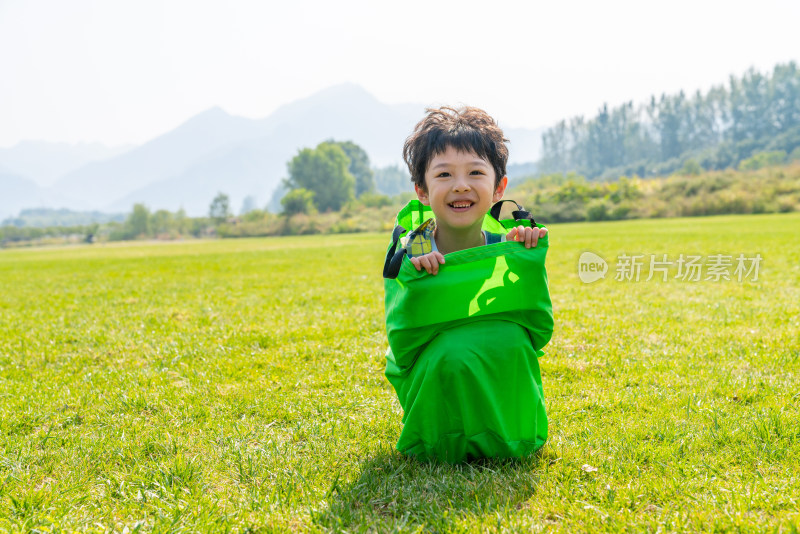 一个小男孩在草地上玩耍