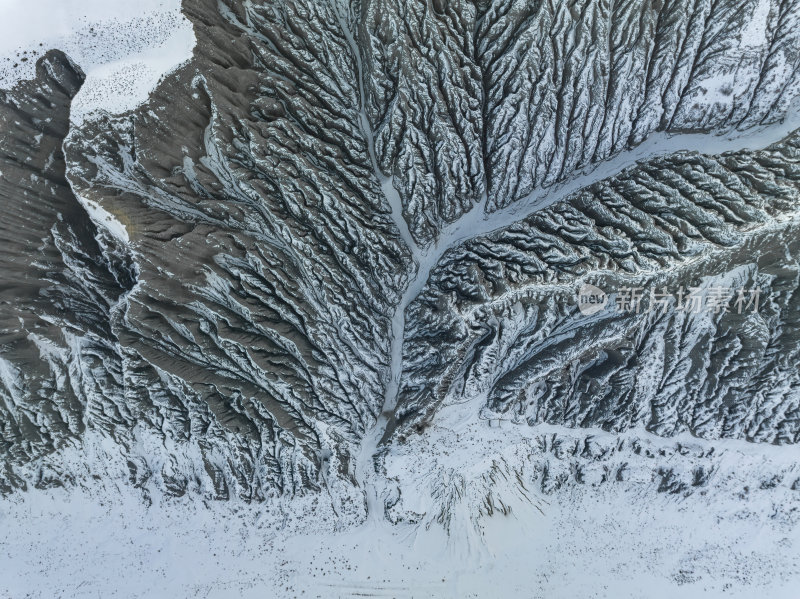 新疆北疆独山子大峡谷纹理雪山高空航拍