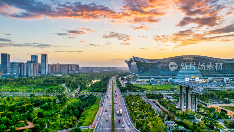 傍晚成都绕城高速与桂溪湿地公园