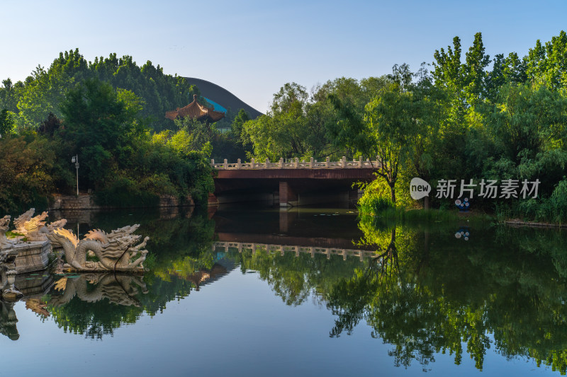 中式园林石桥湖水风景