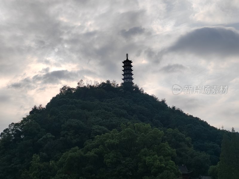 绿树山顶上的古塔风景