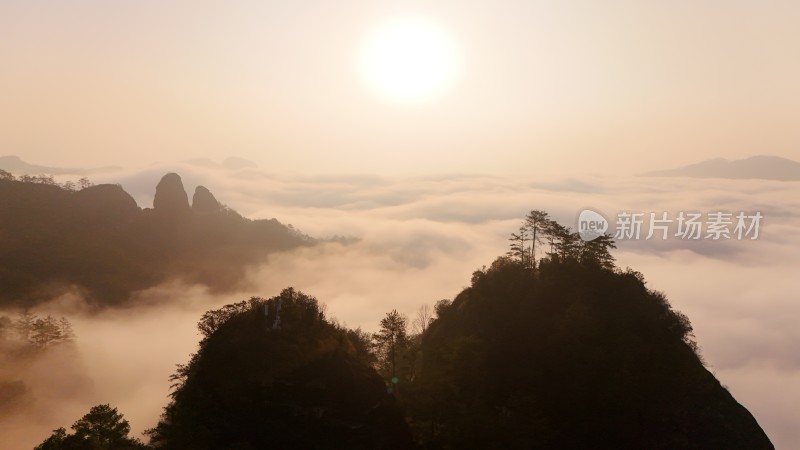 云海中阳光照耀下的山峰景观