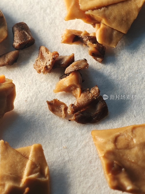 散落的块状豆干食物特写