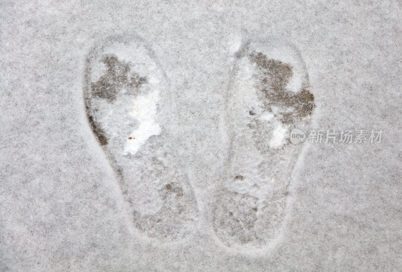 地面上刚下的雪和一个脚印