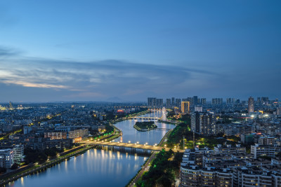 城市夜景下的河流与两岸灯火建筑