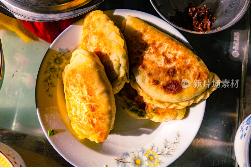 一盘色泽诱人的煎饺特写