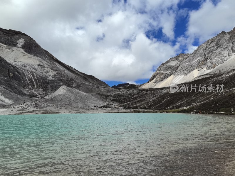 山间碧绿湖水自然风光全景图