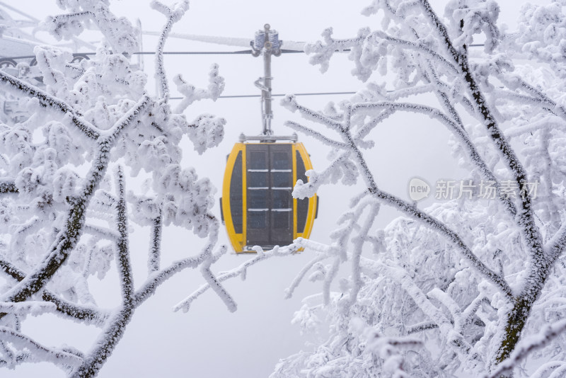 寒冷冬季大雪中景区的索道缆车轿厢