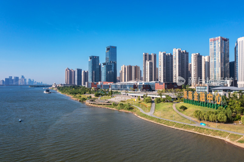 航拍长沙湘江沿岸湖南金融中心建筑群风景