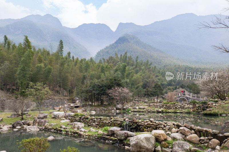 山林间的石桥小溪自然风光全景