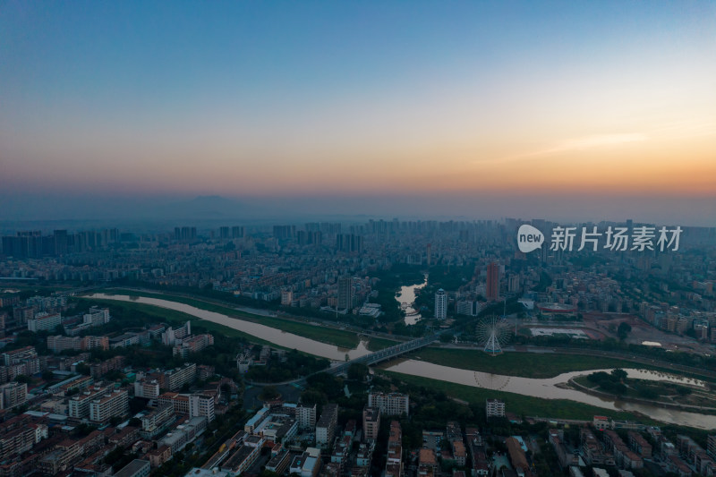 广东茂名城市清晨航拍摄影图