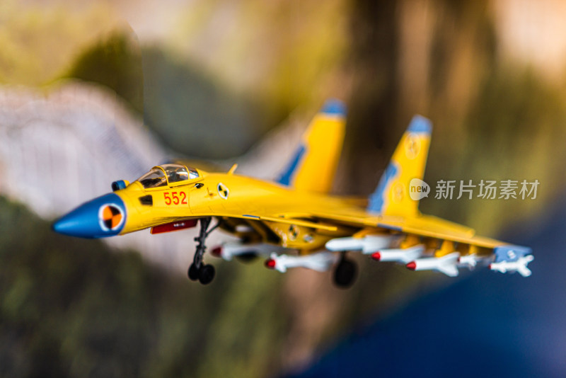 背景模糊的玩具飞机模型特写镜头