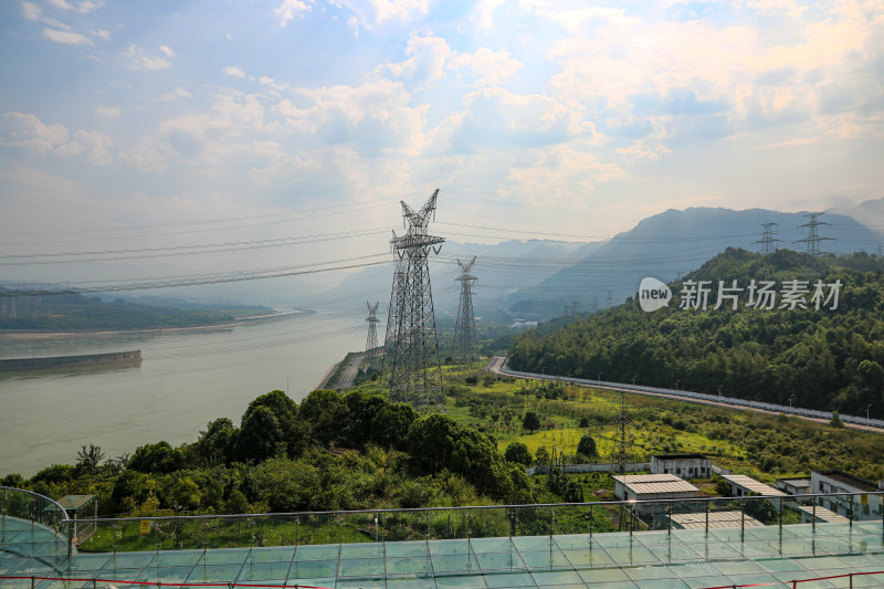 三峡大坝前的特高压电线输电塔