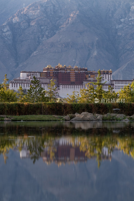 西藏拉萨南山公园远眺高原圣殿布达拉宫全景