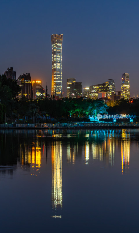 中国北京夜晚cbd建筑群灯光倒影蓝调时刻