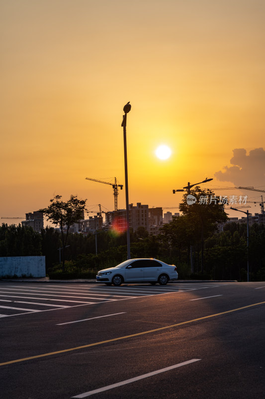 黄昏夕阳城市街道