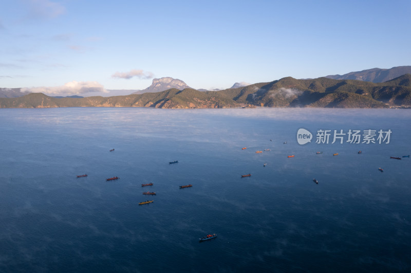 泸沽湖冬天唯美晨雾冬景