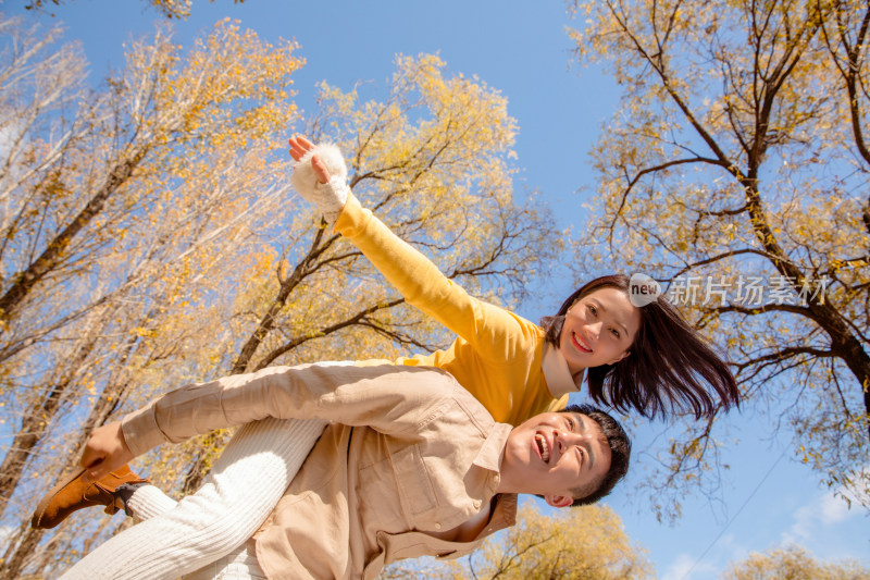 青年男女在户外郊游