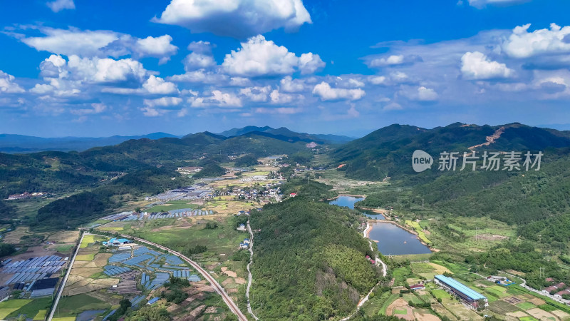 山川丘陵美丽乡村田园秋收景色航拍图