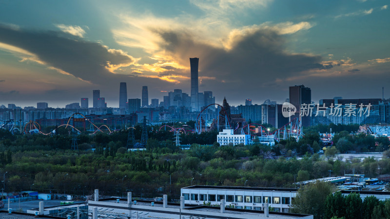 北京欢乐谷城市cbd建筑群晚霞夕阳傍晚