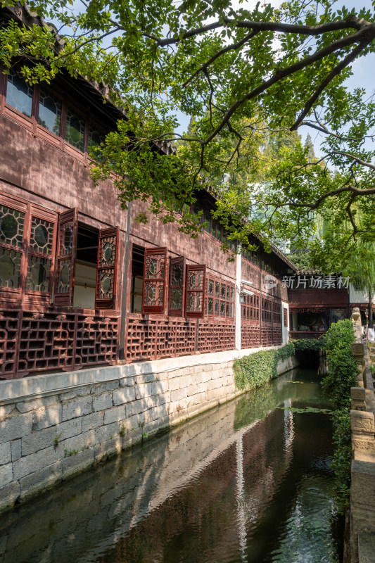 中式风格的古建筑园林上海青浦曲水园景色