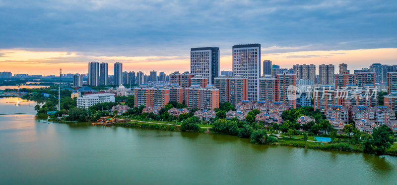 武汉东西湖区金银湖畔住宅小区晚霞