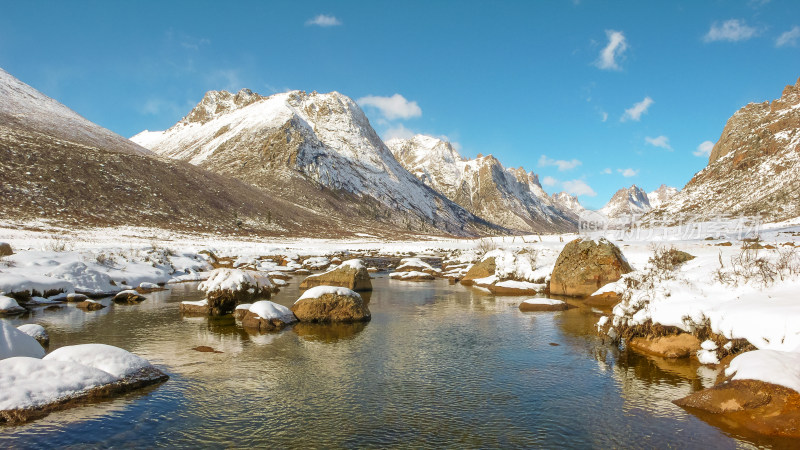 白雪皑皑的群山映衬下的湖景