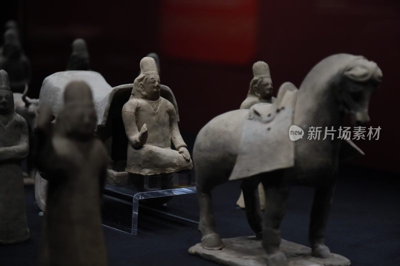 古代陶俑马车雕塑展品