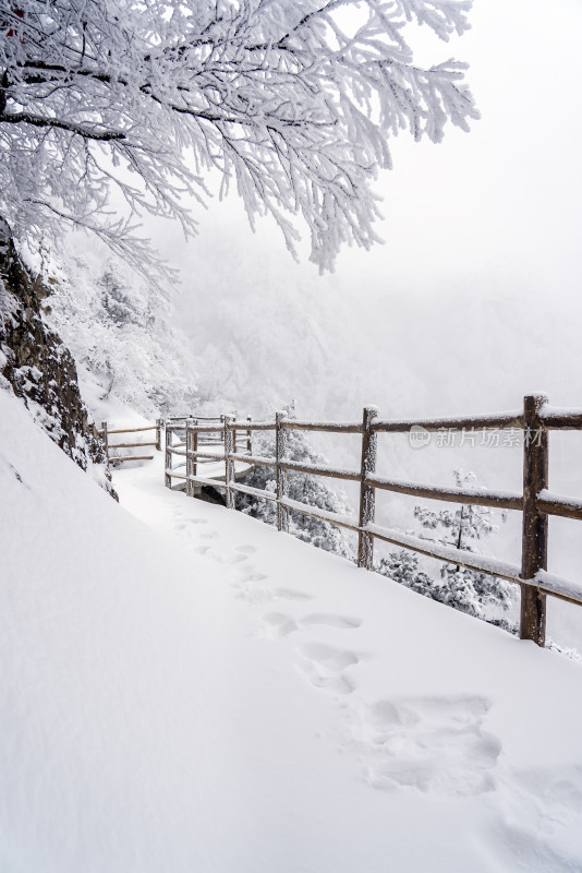 冬天大雪景区步道栏杆