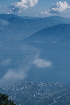 山水间的村落远景