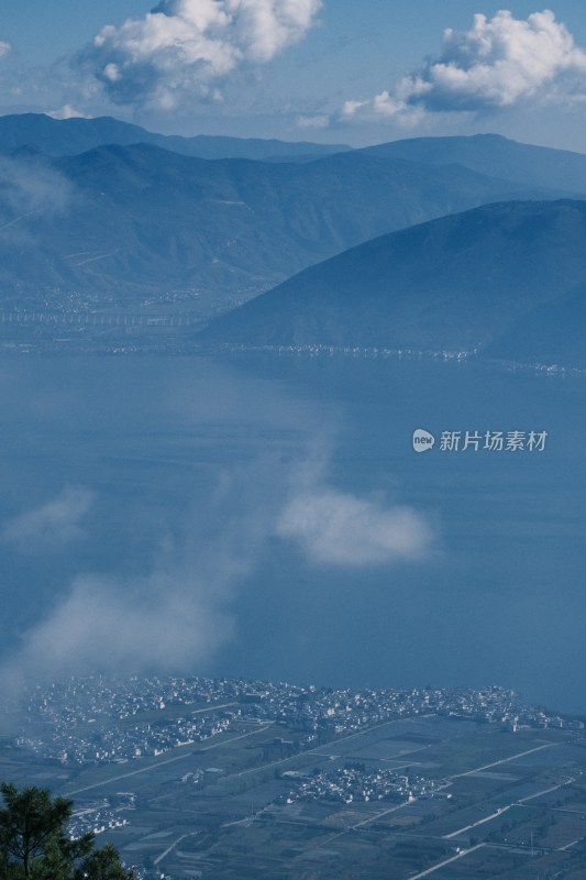 山水间的村落远景