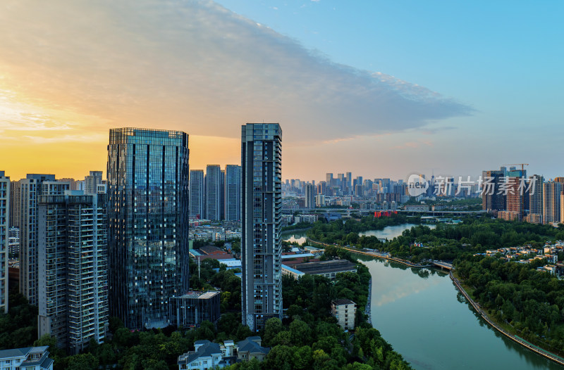 成都城市天际线夜景下的繁华都市