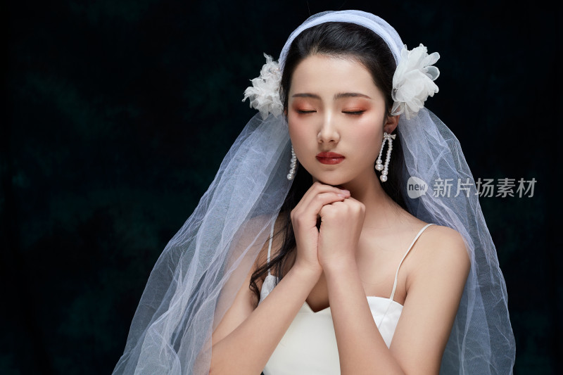 黑色背景下的女性复古婚纱妆面