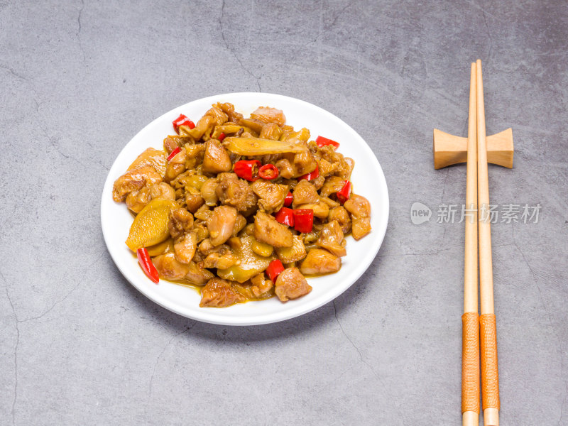 中式菜肴香辣炒鸡腿肉