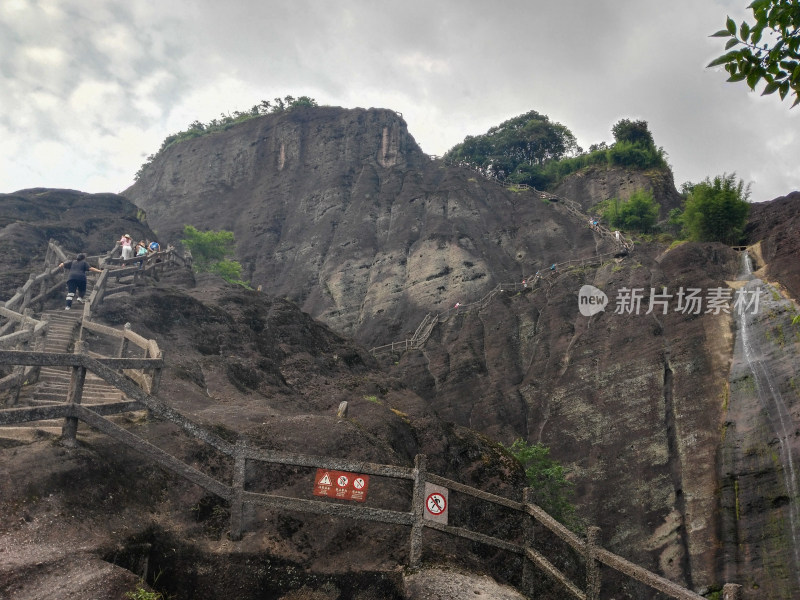 武夷山游客攀登山间木质栈道