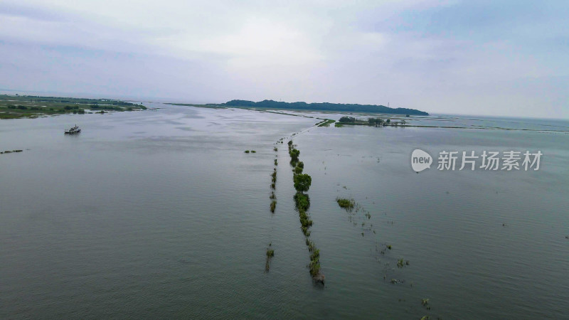 湖南岳阳洞庭湖君山岛水淹没的公路航拍