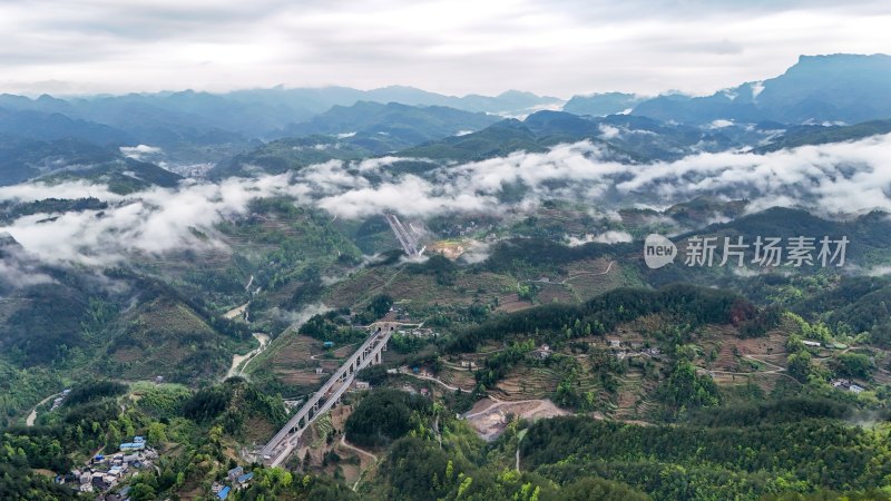 重庆酉阳：雾漫缭绕美青山