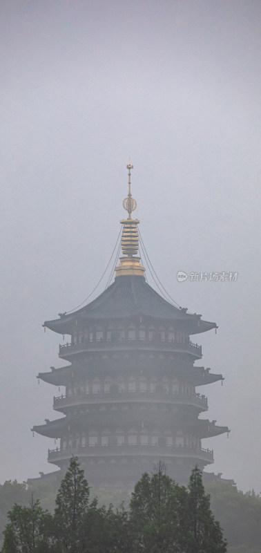 杭州西湖长桥公园雷峰塔雾色景观