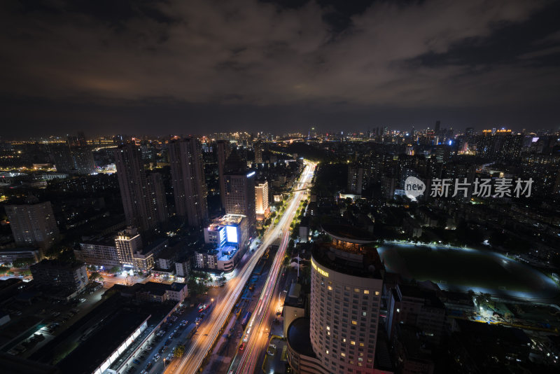 俯瞰夜晚灯火辉煌的城市道路街景