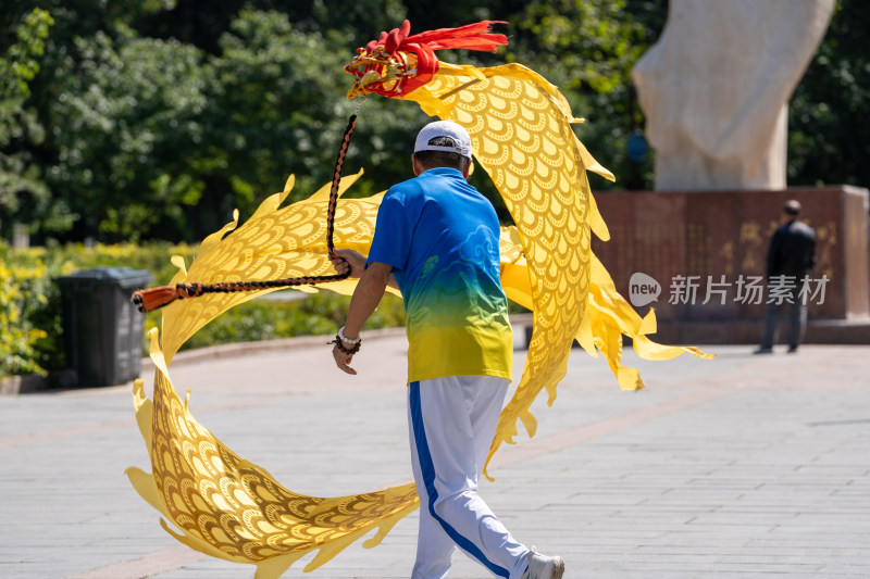 中国乌鲁木齐人民公园里玩鞭陀龙锻炼的人